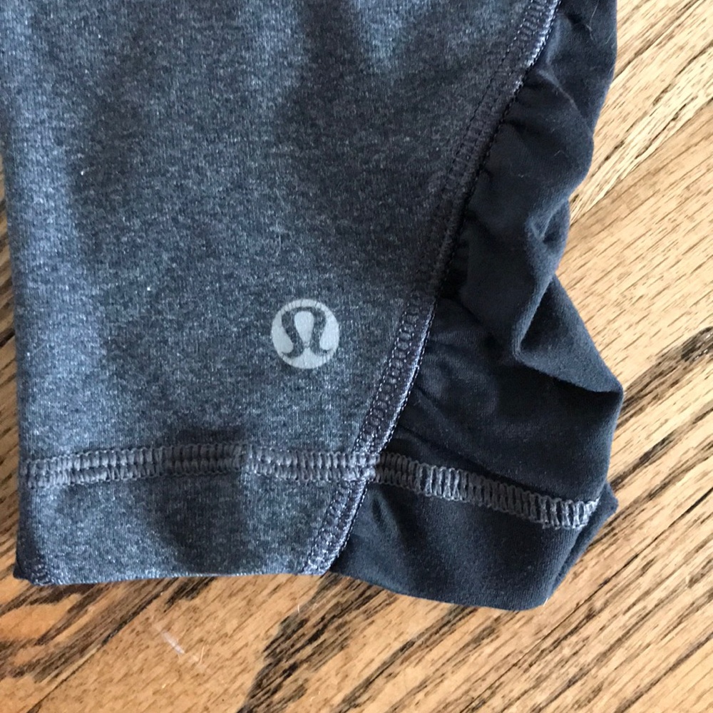 Lululemon ruched grey & black capris size 4 - Picture 3 of 6